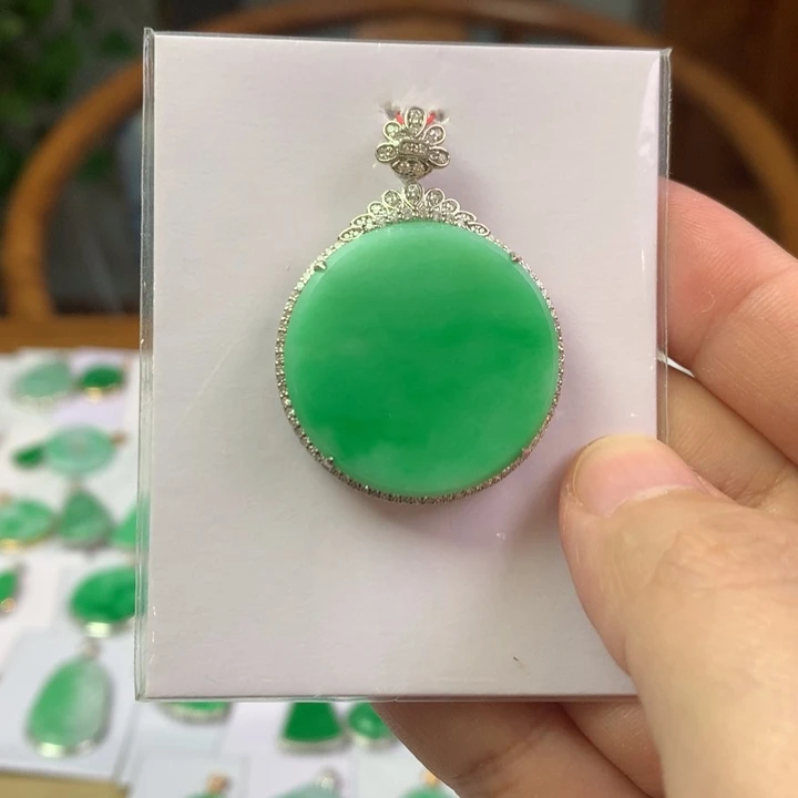 翡翠18K金镶嵌颈饰翡翠吊坠