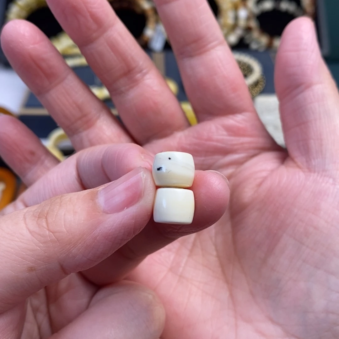 鑫***辰蜜蜡未镶嵌裸石瓷白直切对珠9+