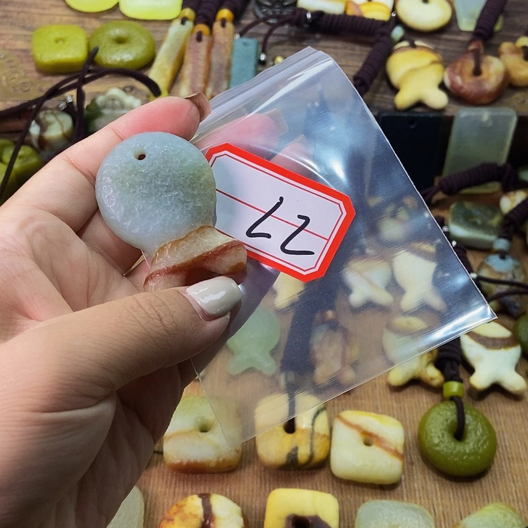 未镶嵌蛇纹石玉挂件茗**谈