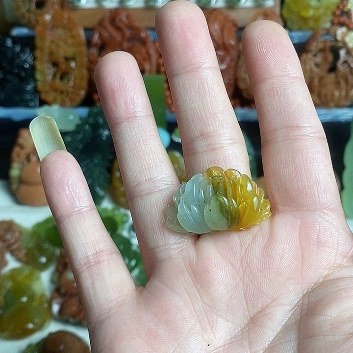 未镶嵌蛇纹石玉颈饰