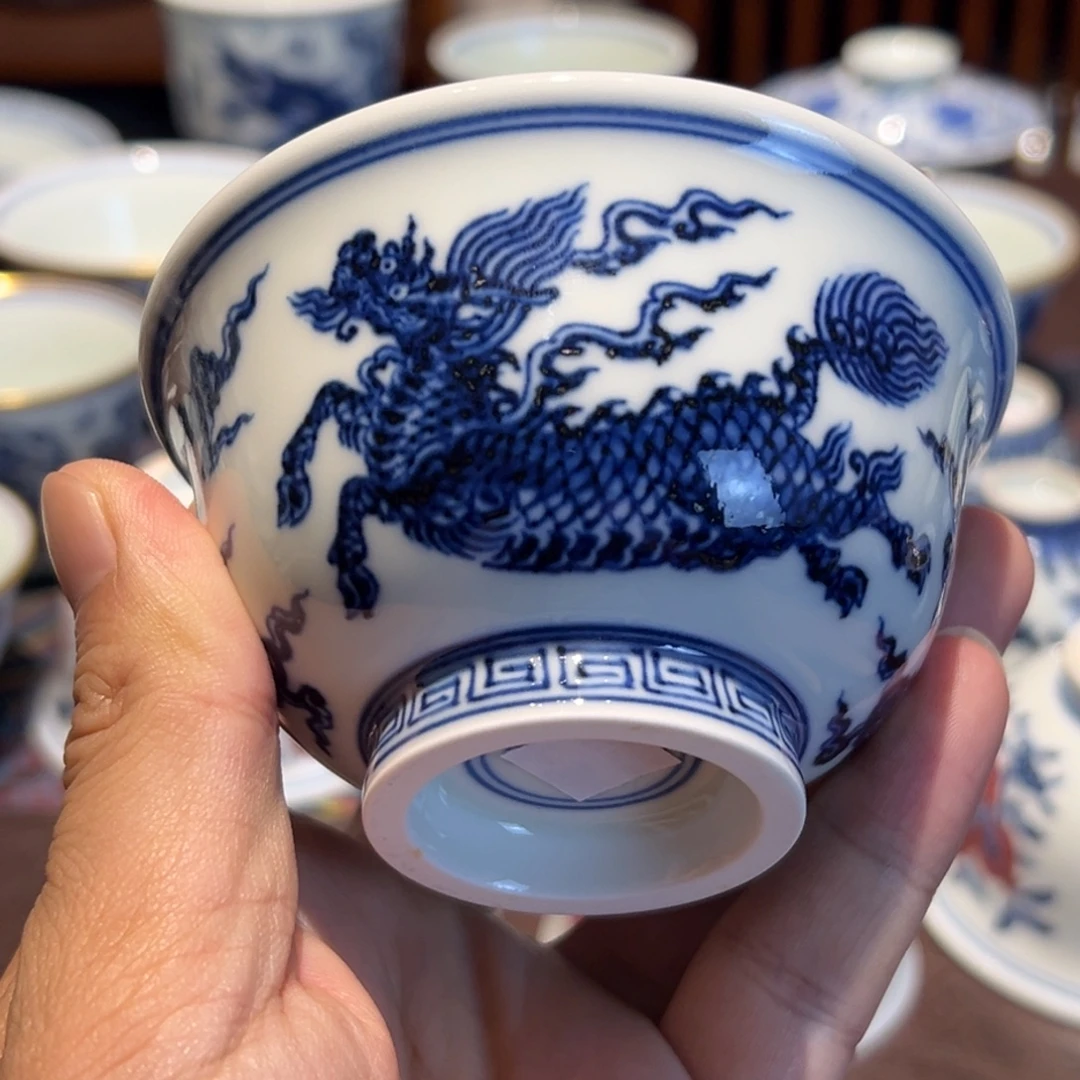 精品青花麒麟纹压手杯口径约9.5厘米