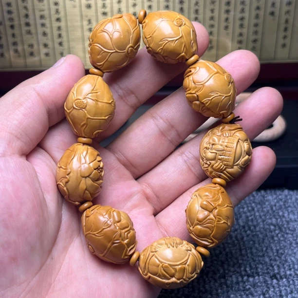 橄榄核雕荷叶财神