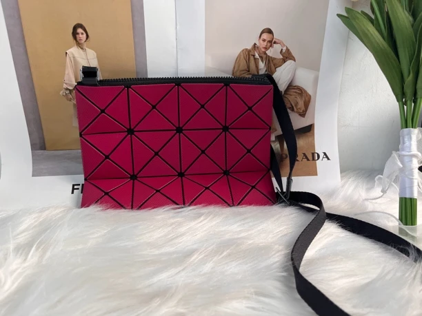 95新 Issey Miyake/三宅一生 三宅一生百搭玫粉色单肩包