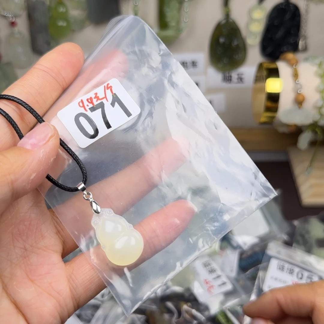 蛇纹石玉饰品未镶嵌