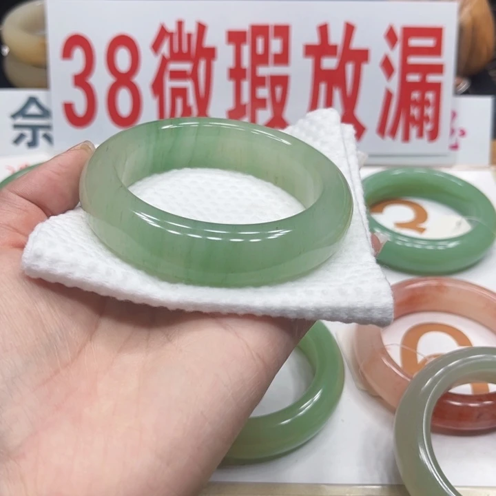 未镶嵌手镯石英质玉爱****?