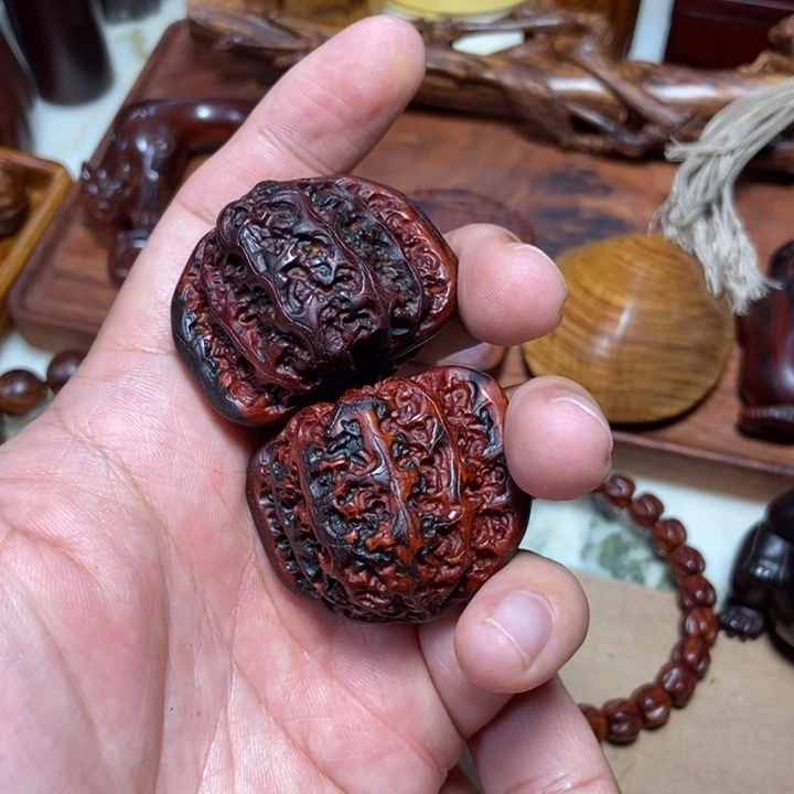 檀香紫檀（小叶紫檀）手工雕刻核桃