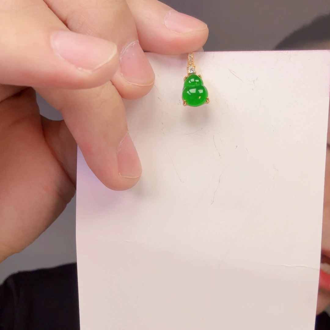 翡翠未镶嵌颈饰一件