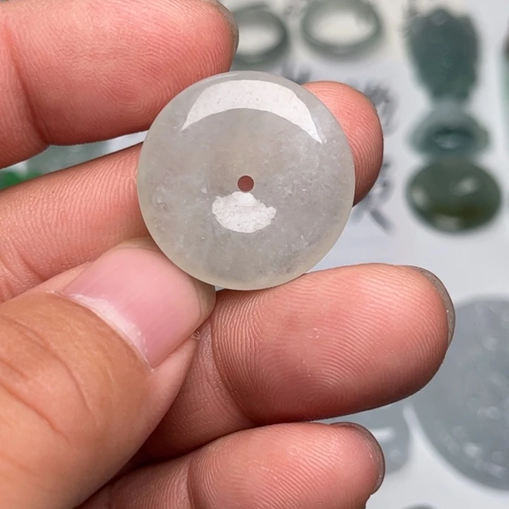 翡翠未镶嵌颈饰平安扣