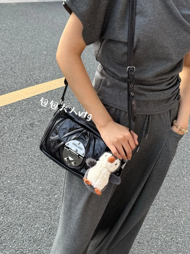 95新 MIU MIU/缪缪 黑银机车元宝单肩包