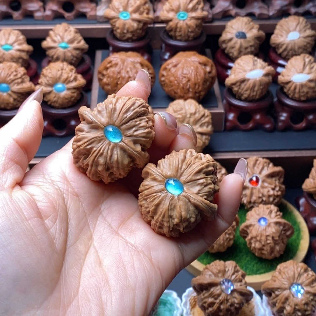 文玩核桃吊坠白狮子