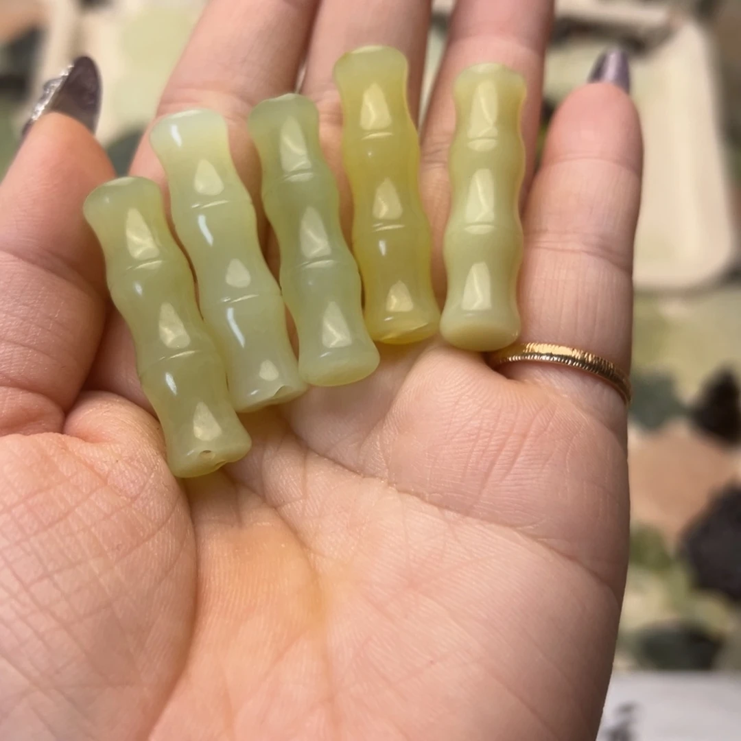 蛇纹石玉颈饰合金