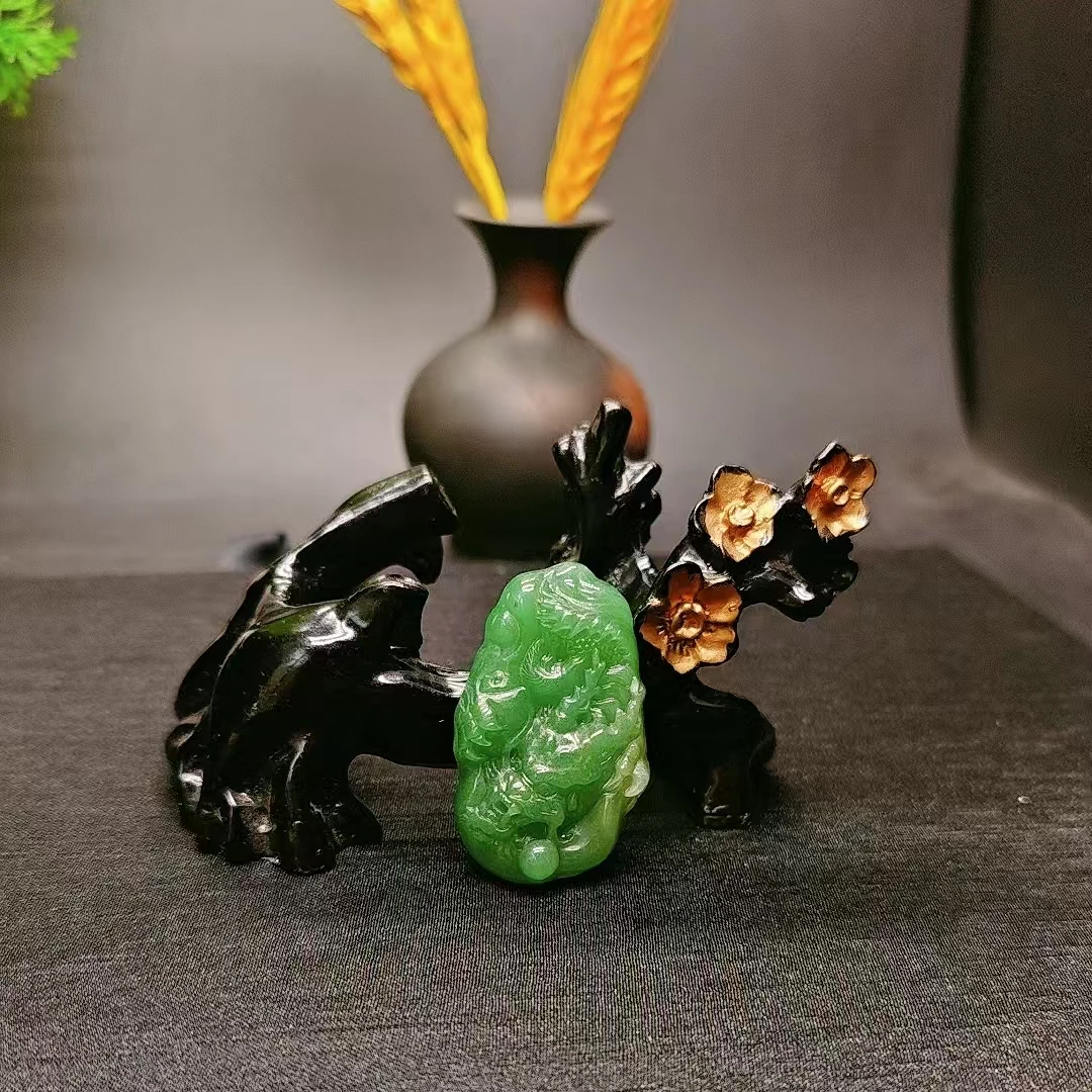 纯天然独龙玉满绿龙牌一枚！