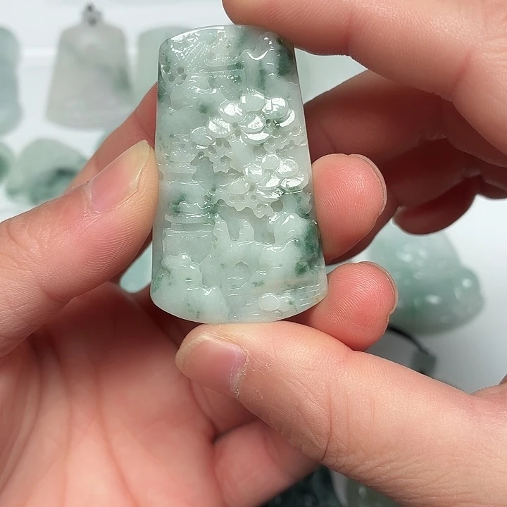 翡翠未镶嵌颈饰山水牌