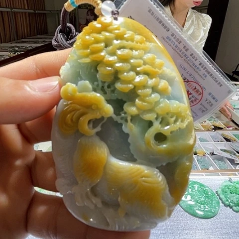 翡翠未镶嵌颈饰一个