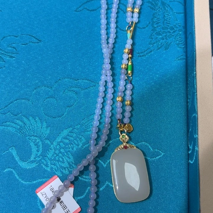 威***金和田玉18K金镶嵌颈饰