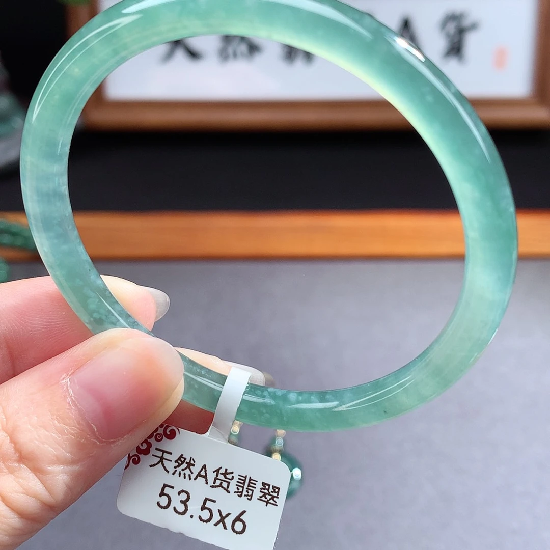 翡翠手镯（圆镯）未镶嵌請****?