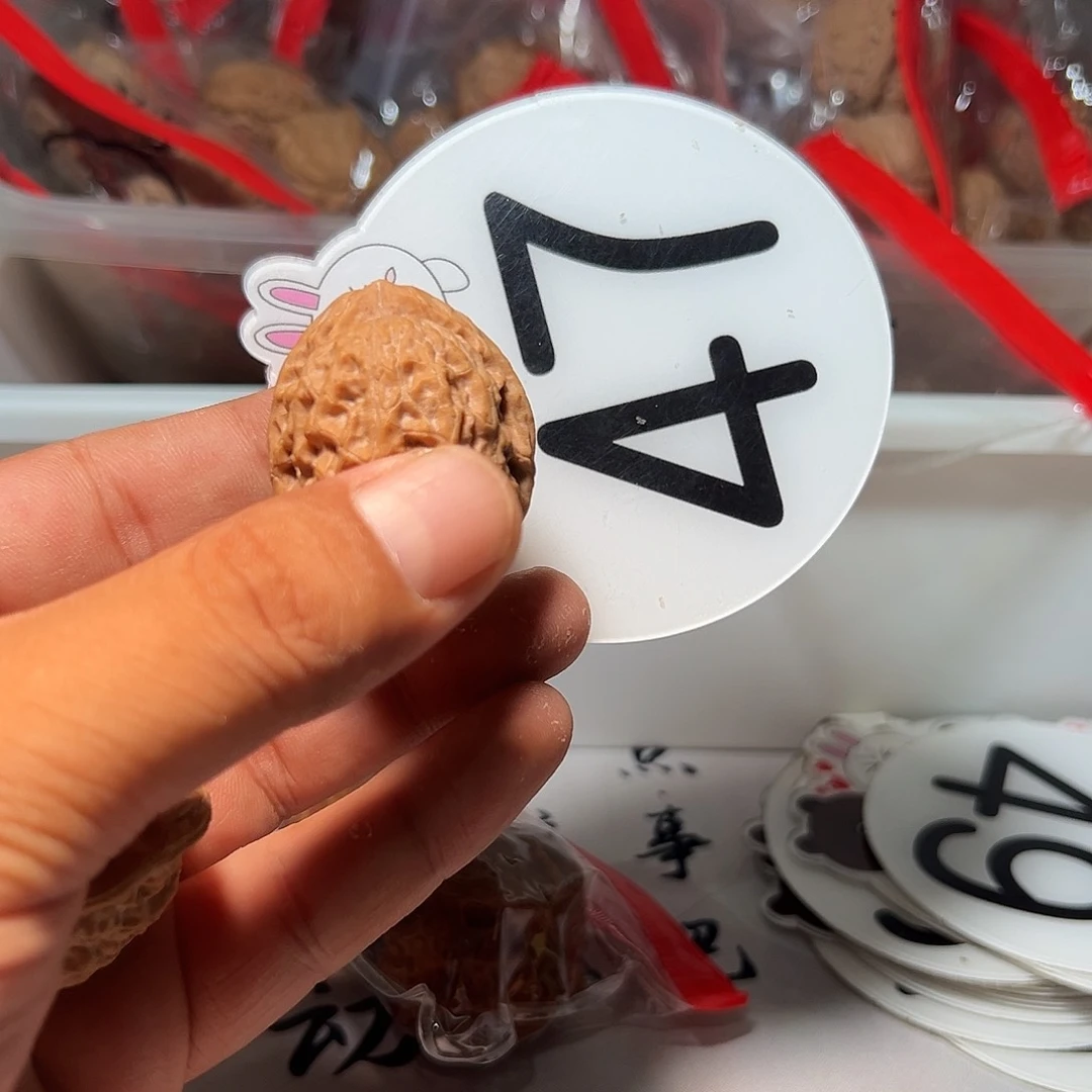 来***桃文玩核桃，白色47号