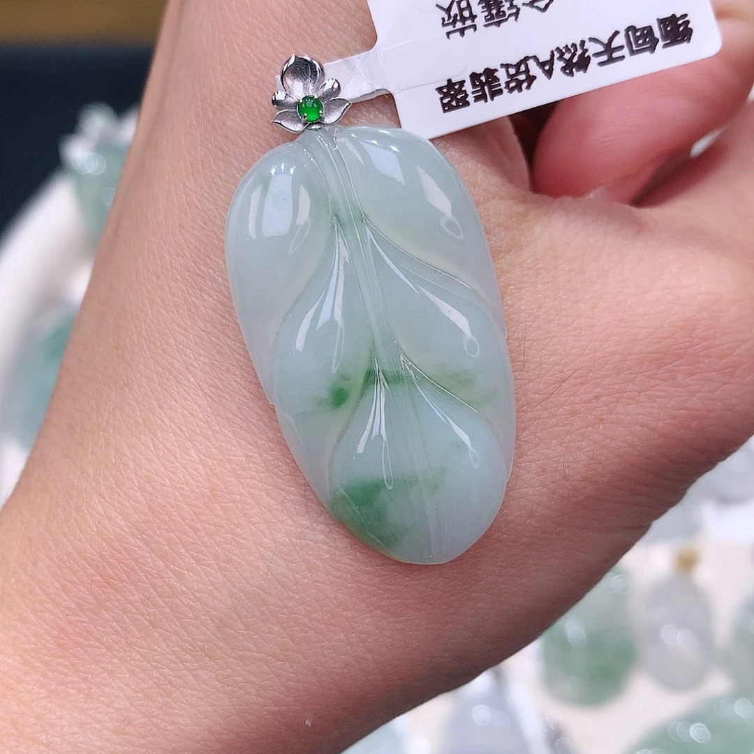 颈饰18K金镶嵌翡翠飘花叶子