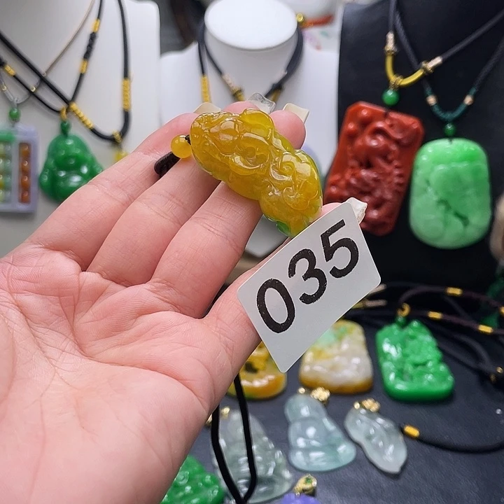 翡翠未镶嵌吊坠(赠链)