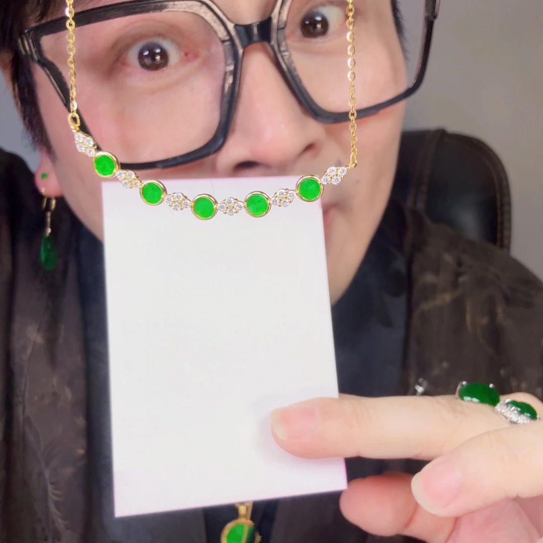 翡翠未镶嵌颈饰一件