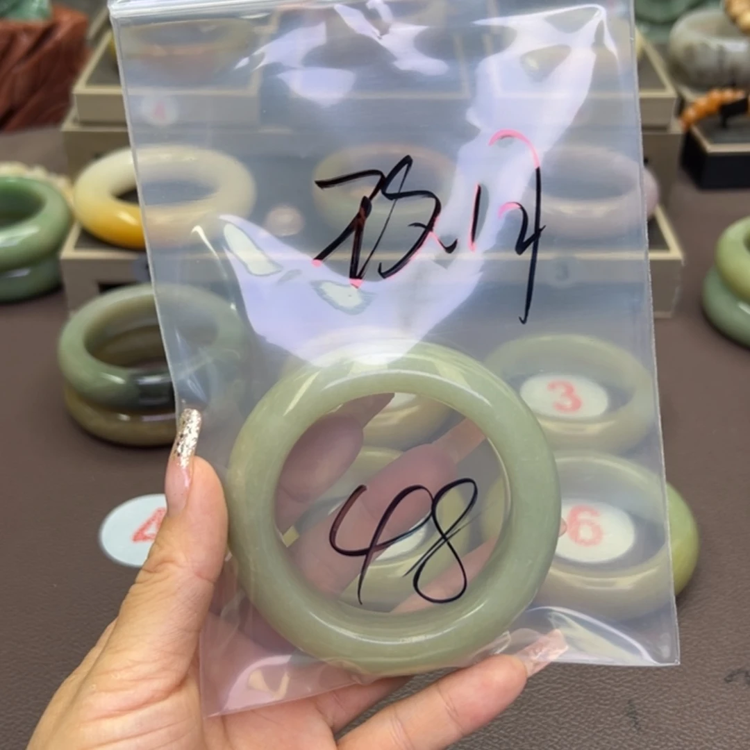 石英质玉手镯未镶嵌?*月