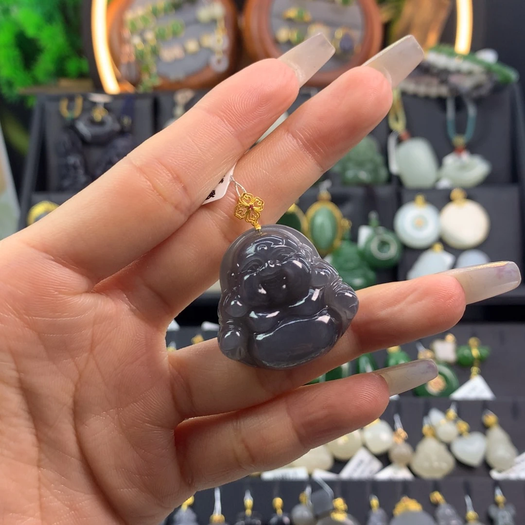 和田玉吊坠18K金镶嵌大**?