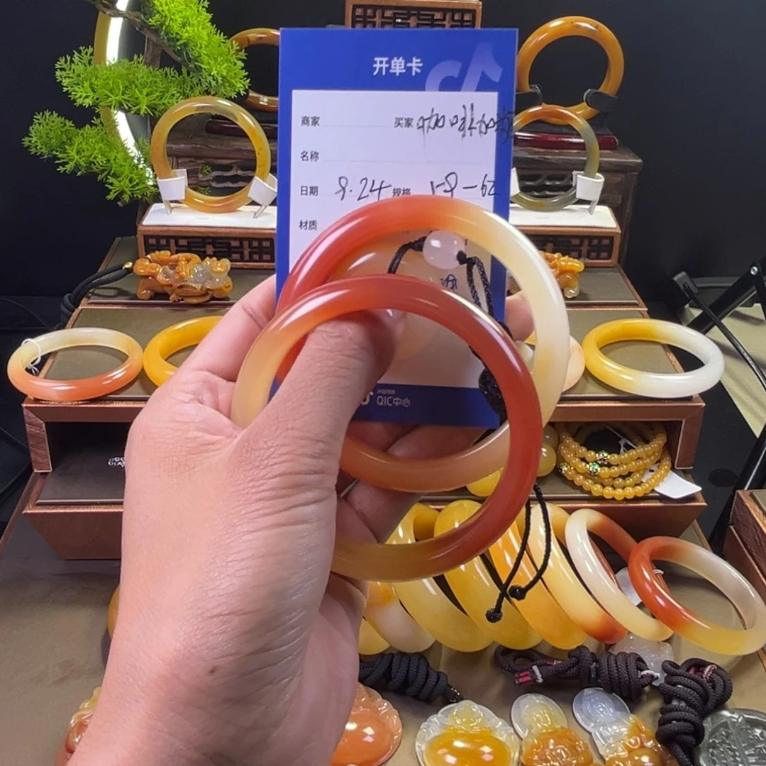 未镶嵌手镯石英质玉咖***?