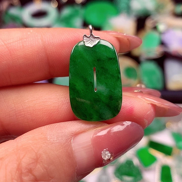 翡翠18K金镶嵌颈饰翡翠