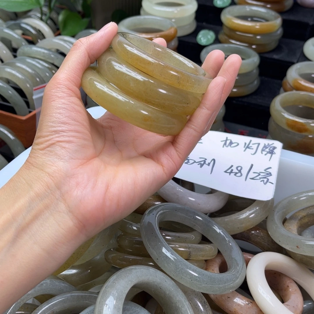 乐***寰石英岩玉未镶嵌手镯