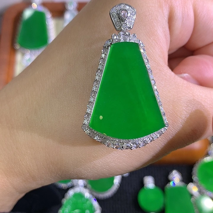 翡翠18K金镶嵌颈饰无事