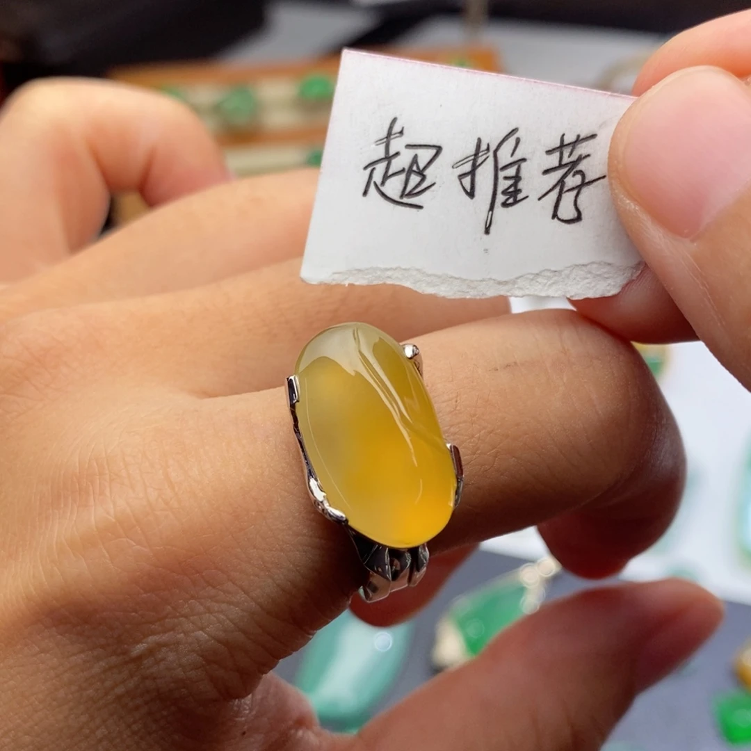 18K金镶嵌戒指翡翠     极简主义