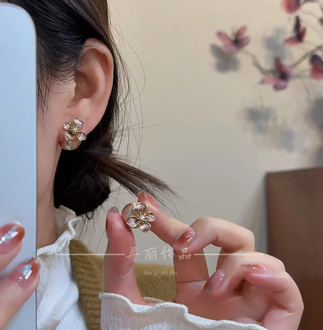 寻丽 铜合金耳饰 2026轻奢琉光百合珠耳钉
