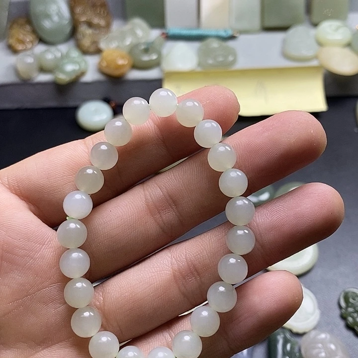 和田玉未镶嵌颈饰墨*