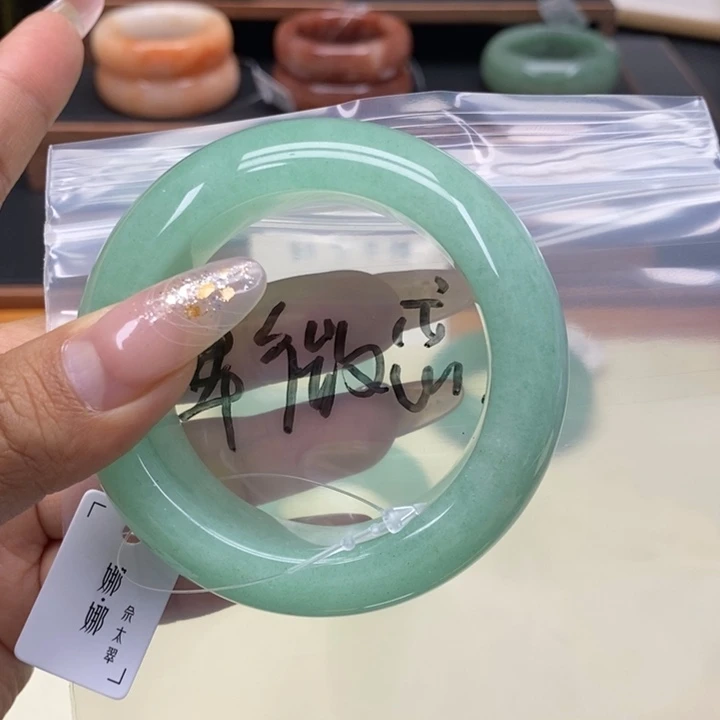 ╮***╰未镶嵌手镯石英质玉