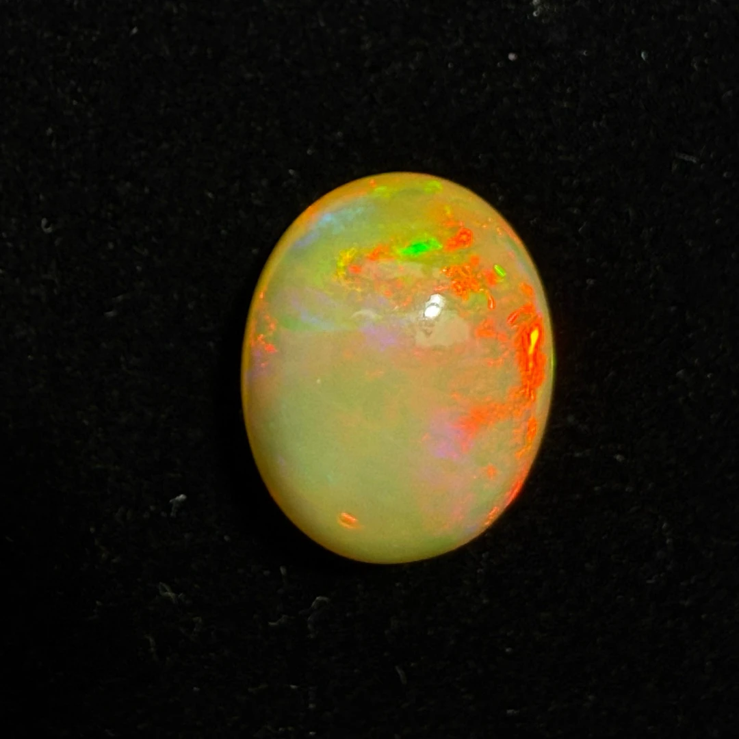 10.405ct天然彩欧泊裸石，尺寸17*13.4*8.6mm，颜色美艳，油画般色彩