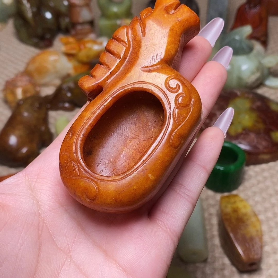 蛇纹石玉足铂镶嵌颈饰