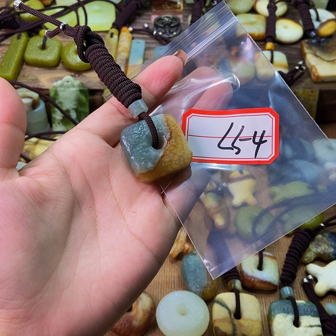 未镶嵌蛇纹石玉挂件风**L
