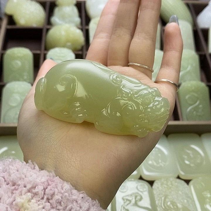 昆仑石貔貅手把件