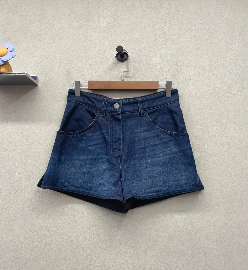 99新 Chanel/香奈儿 深蓝直筒牛仔短裤/尺码36/000100