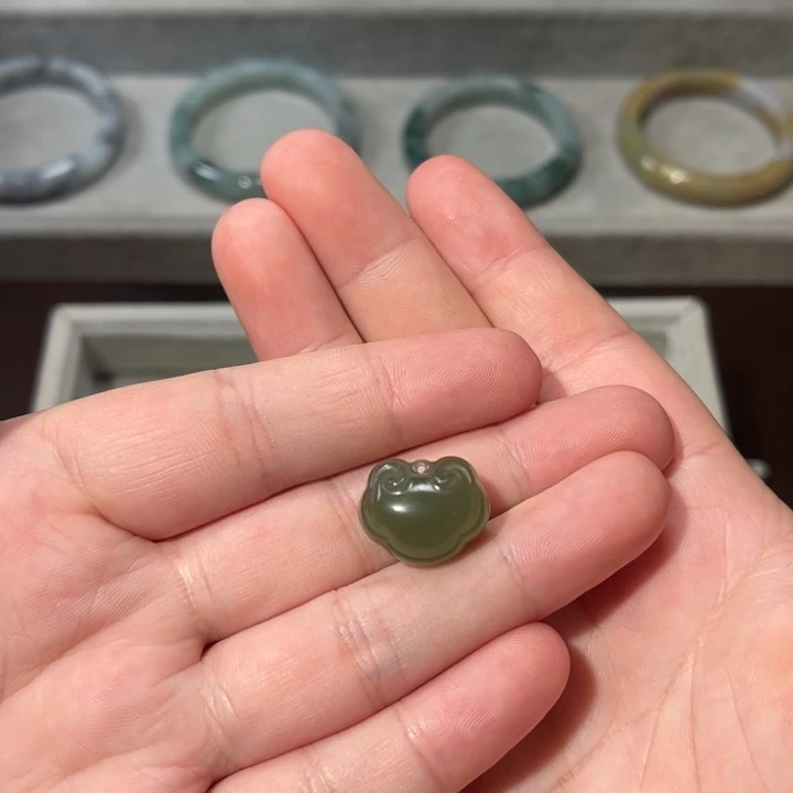 ****捌和田玉未镶嵌颈饰