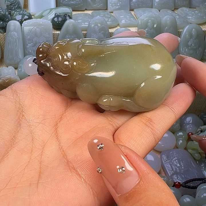 邹***！和田玉未镶嵌颈饰