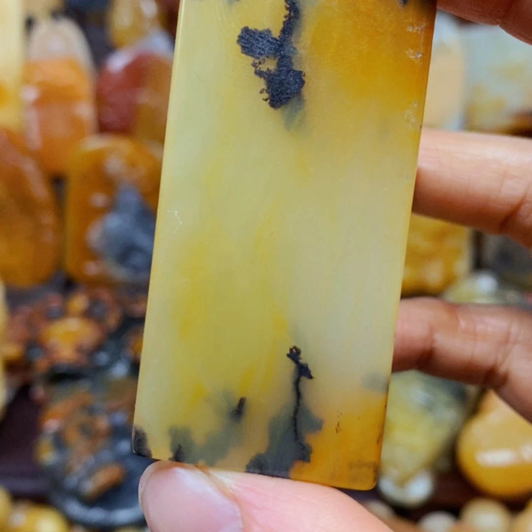 石英质玉（黄龙玉）颈饰未镶嵌