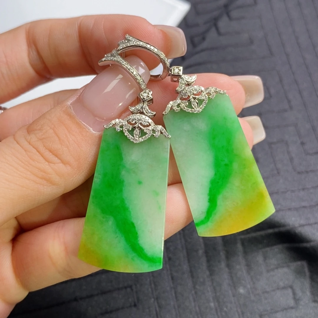 18K金镶嵌翡翠耳饰黄加绿无事牌耳饰