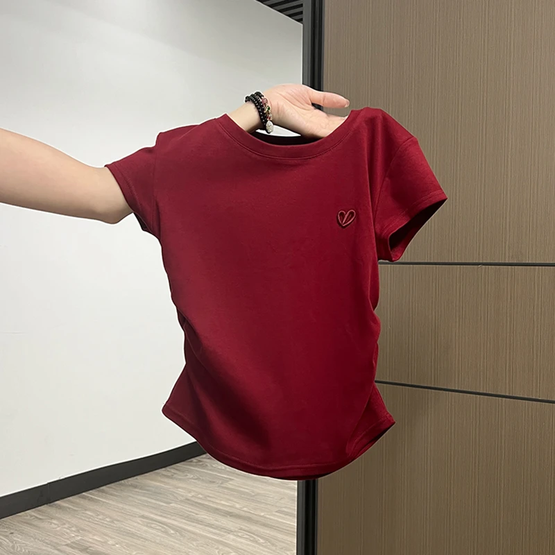 酒红色爱心刺绣短袖T恤女2025夏穿搭褶皱收腰甜辣妹短款正肩上衣