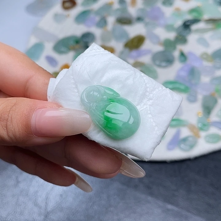 翡翠未镶嵌挂件绿钱袋