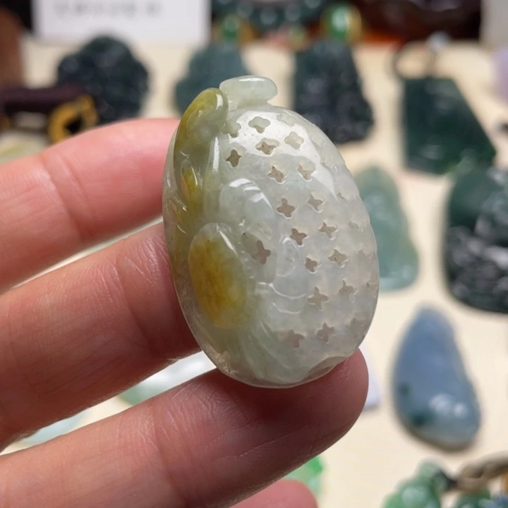 翡翠未镶嵌颈饰螃蟹