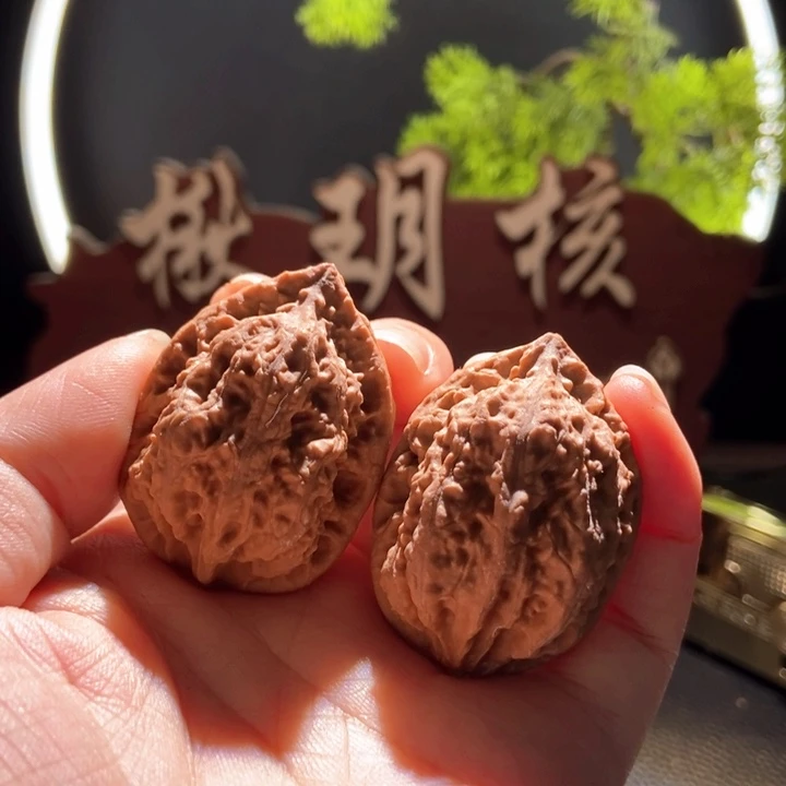 文玩核桃吊坠楸玥核24