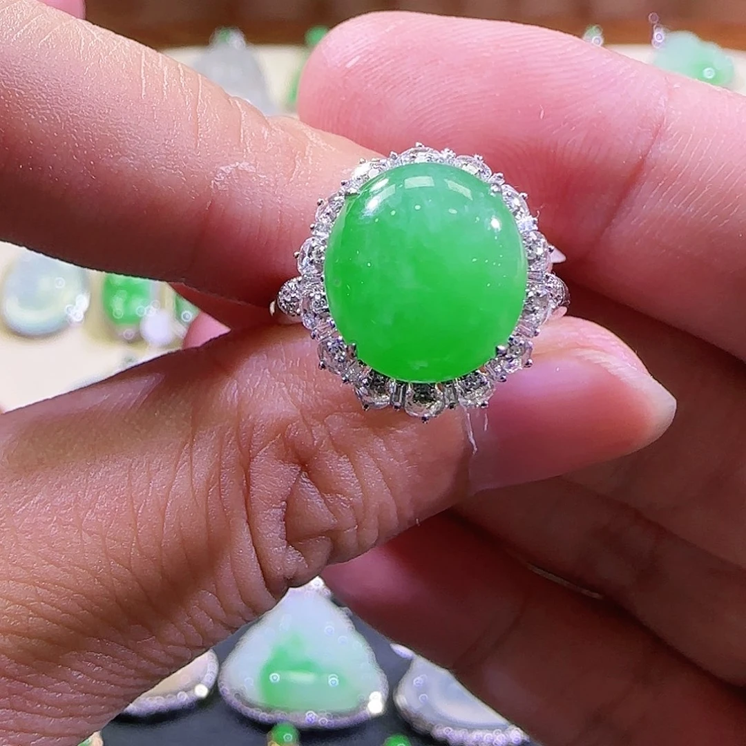 翡翠戒指18K金镶嵌翡翠戒指