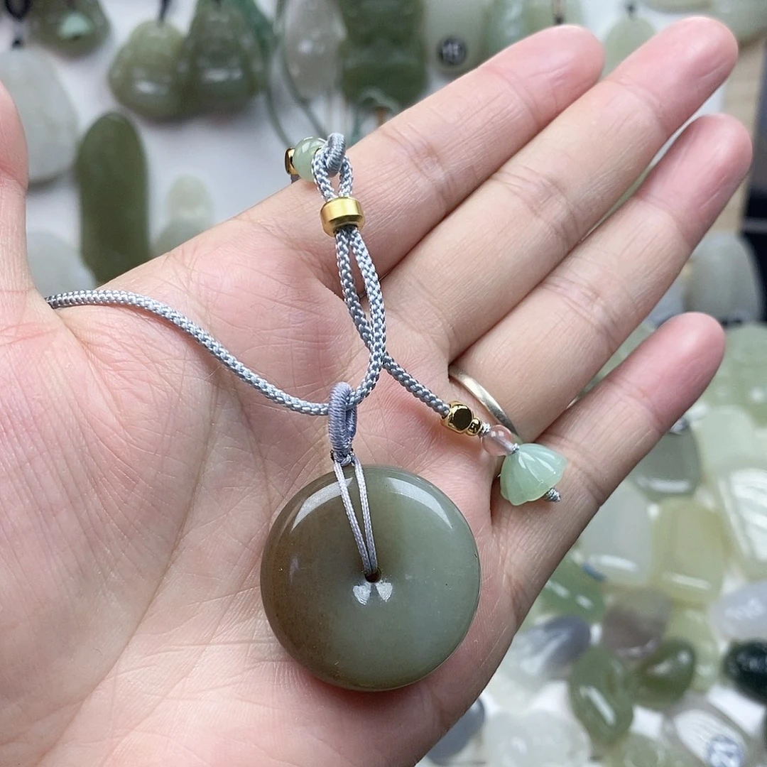 和田玉未镶嵌颈饰平安扣