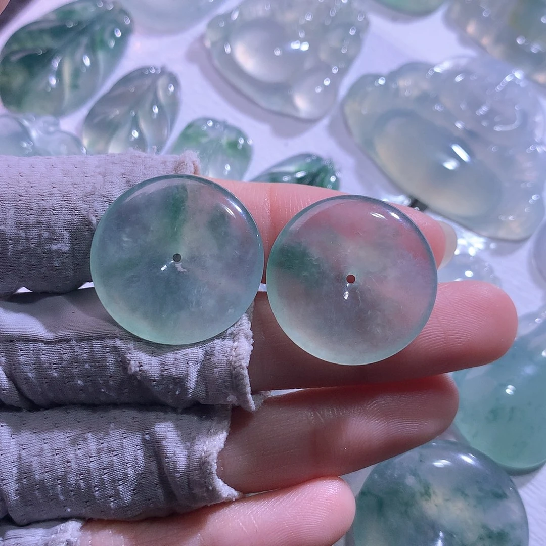 翡翠未镶嵌颈饰一对